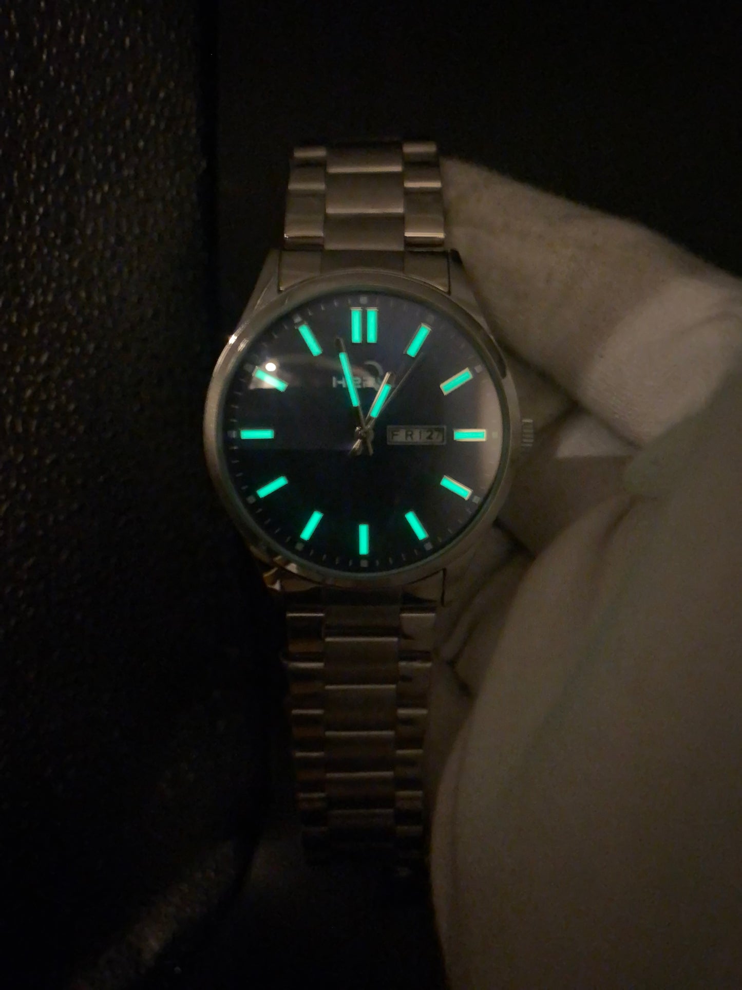 Premium Quartz Timepiece with Day and Date Window