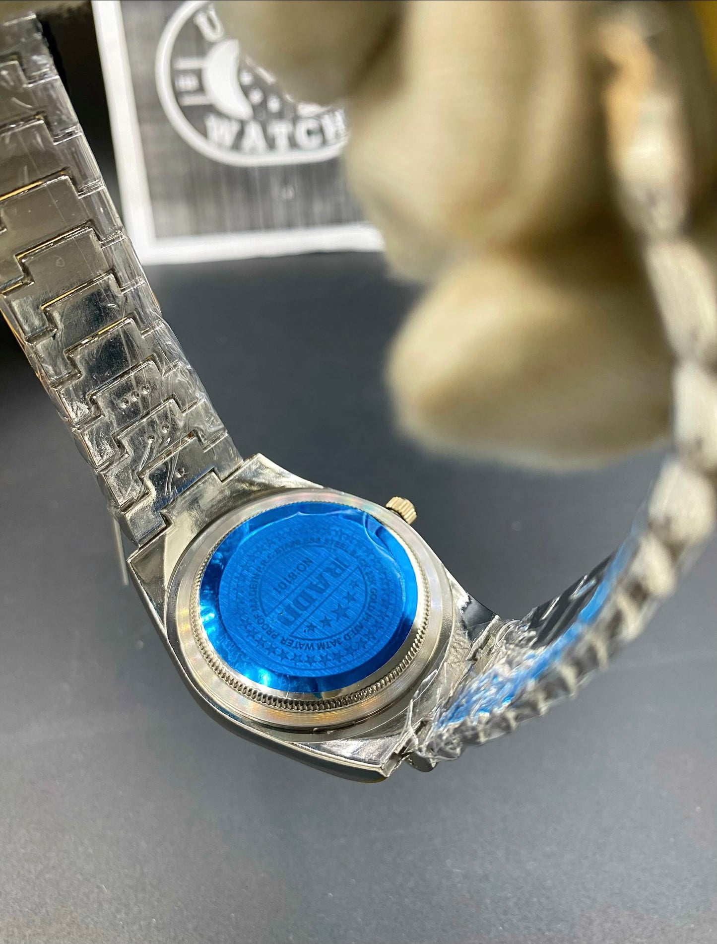 Luxury Quartz Watch with Full Crystal Detailing and Date Function Master lock