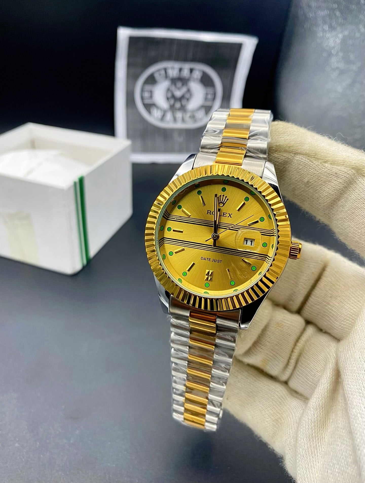 Premium Men’s Wristwatch with Elegant Two-Tone Design and Date Disply