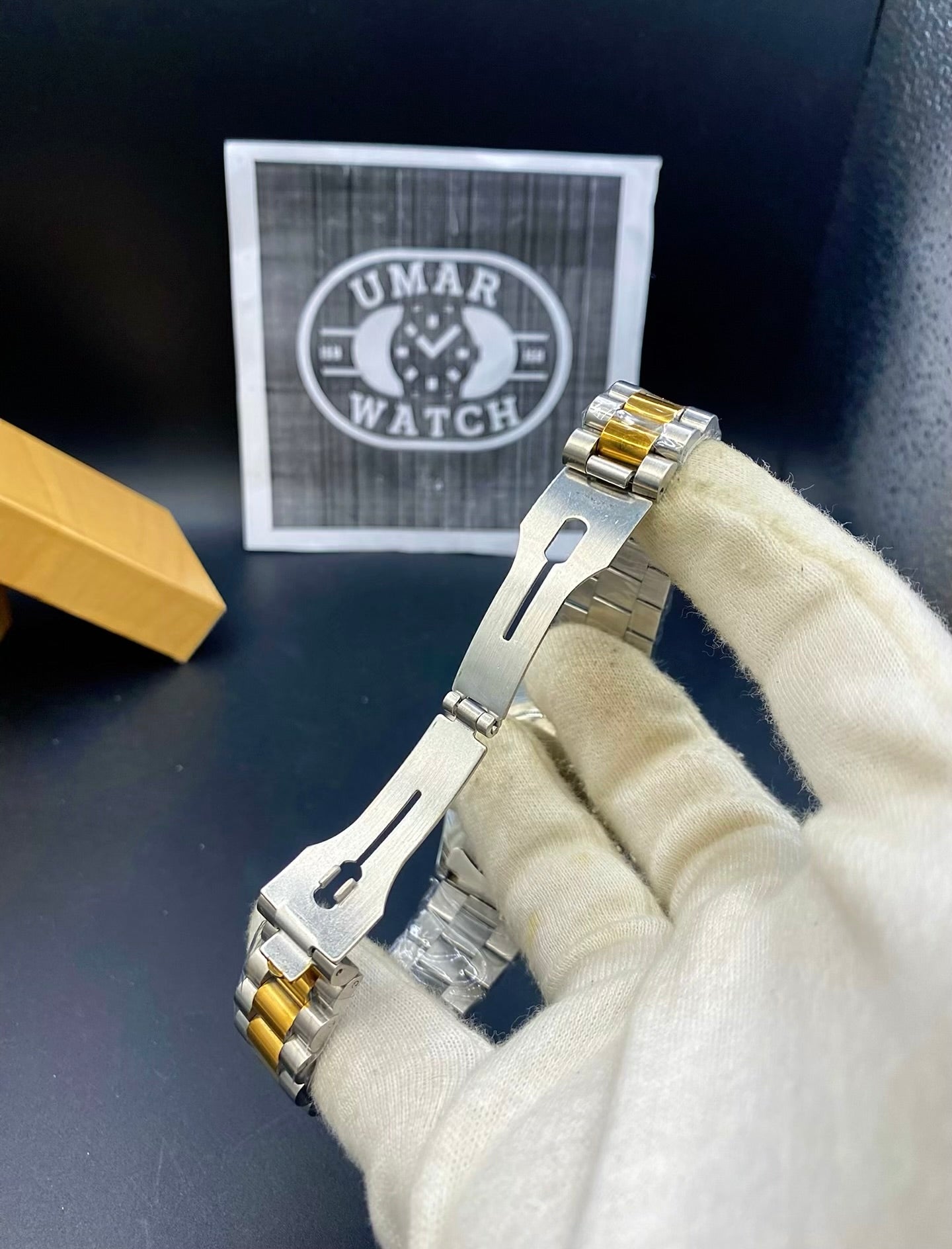 Premium Men’s Timepiece with Classic Design and Date Display