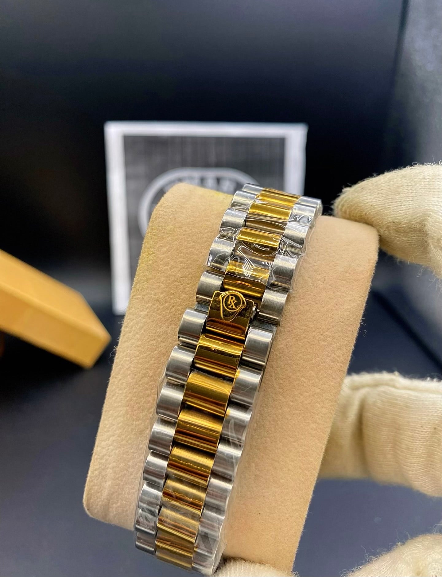 Premium Men’s Timepiece with Classic Design and Date Display