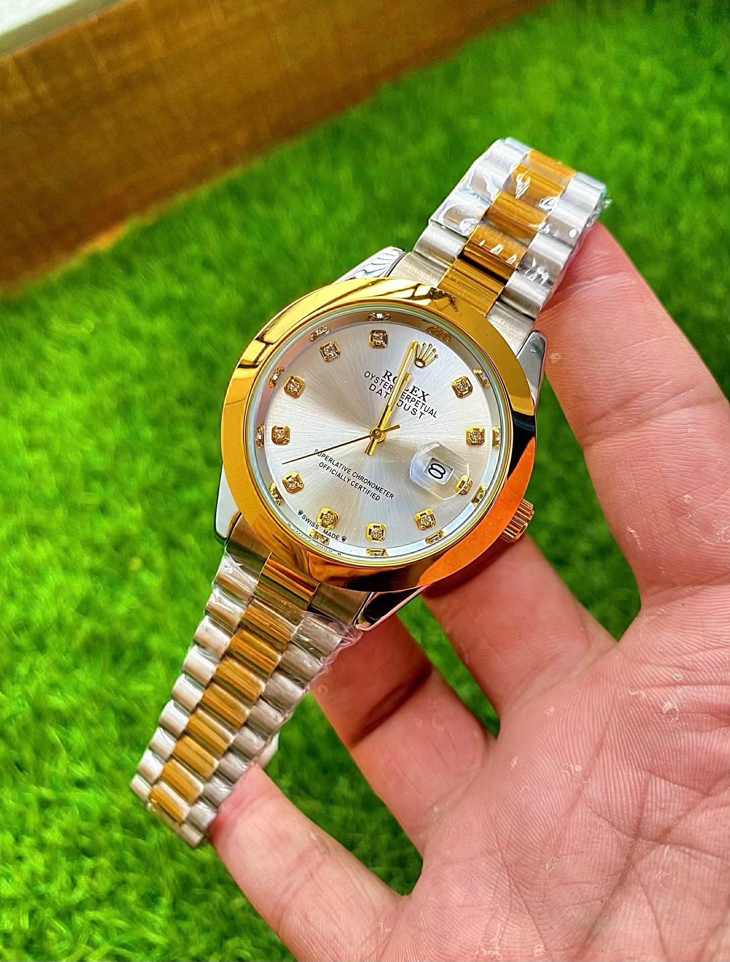 Premium Men’s Timepiece with Classic Design and Date Display