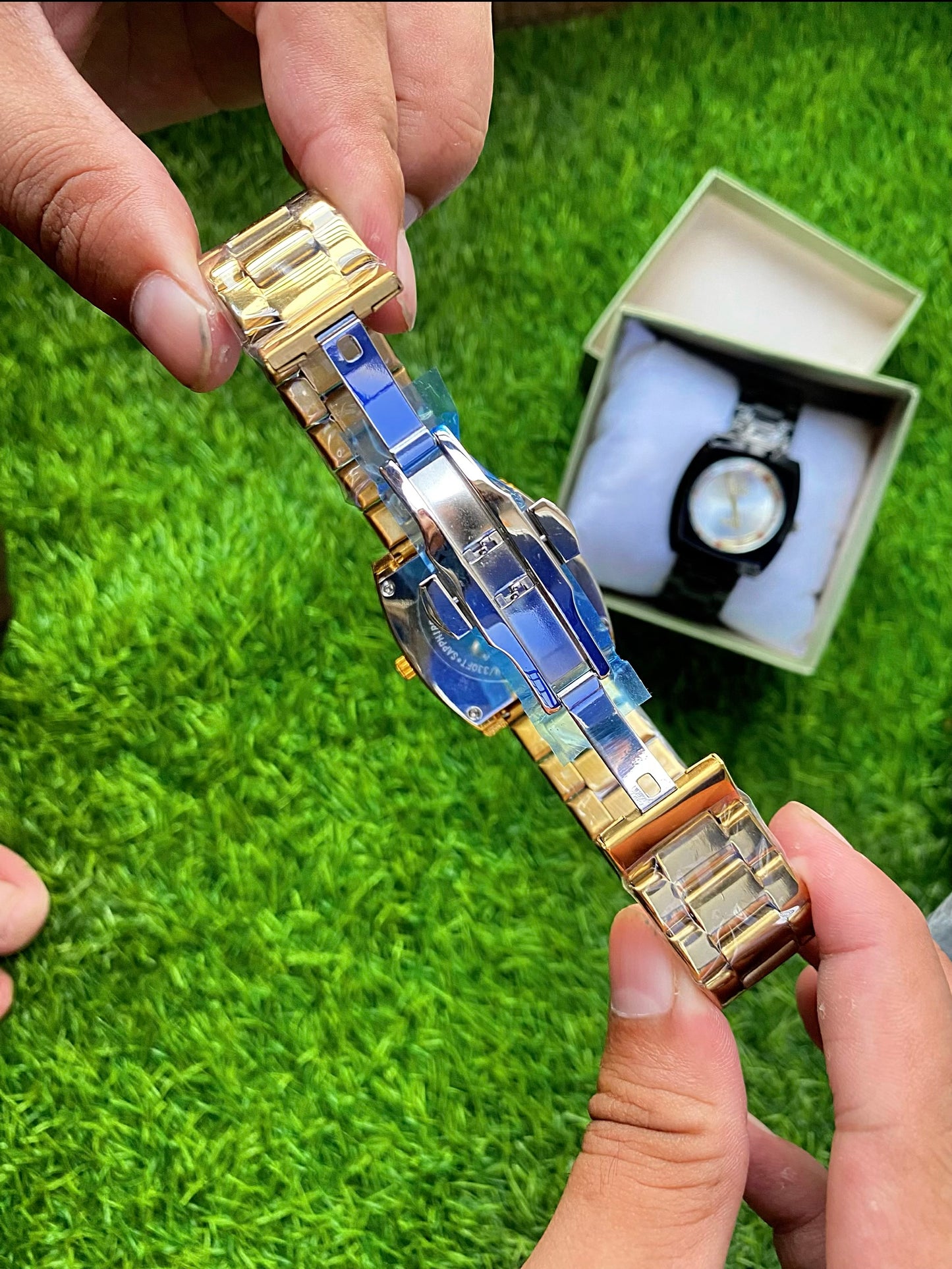Classic Analog Wrist Watch with Elegant Design