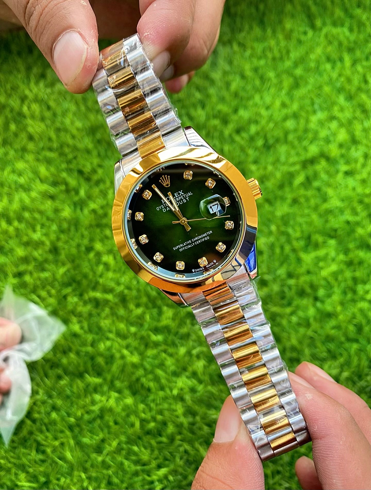 Premium Men’s Timepiece with Classic Design and Date Display