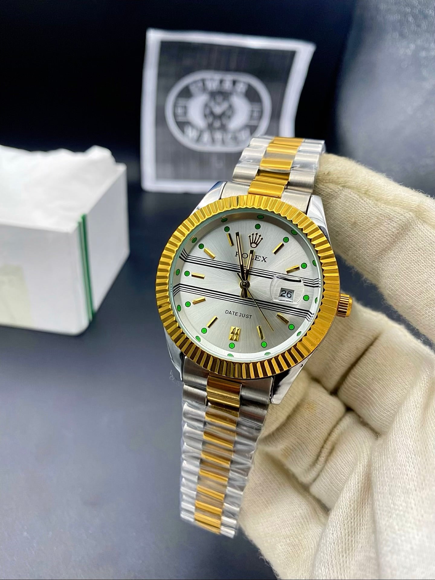 Premium Men’s Wristwatch with Elegant Two-Tone Design and Date Disply