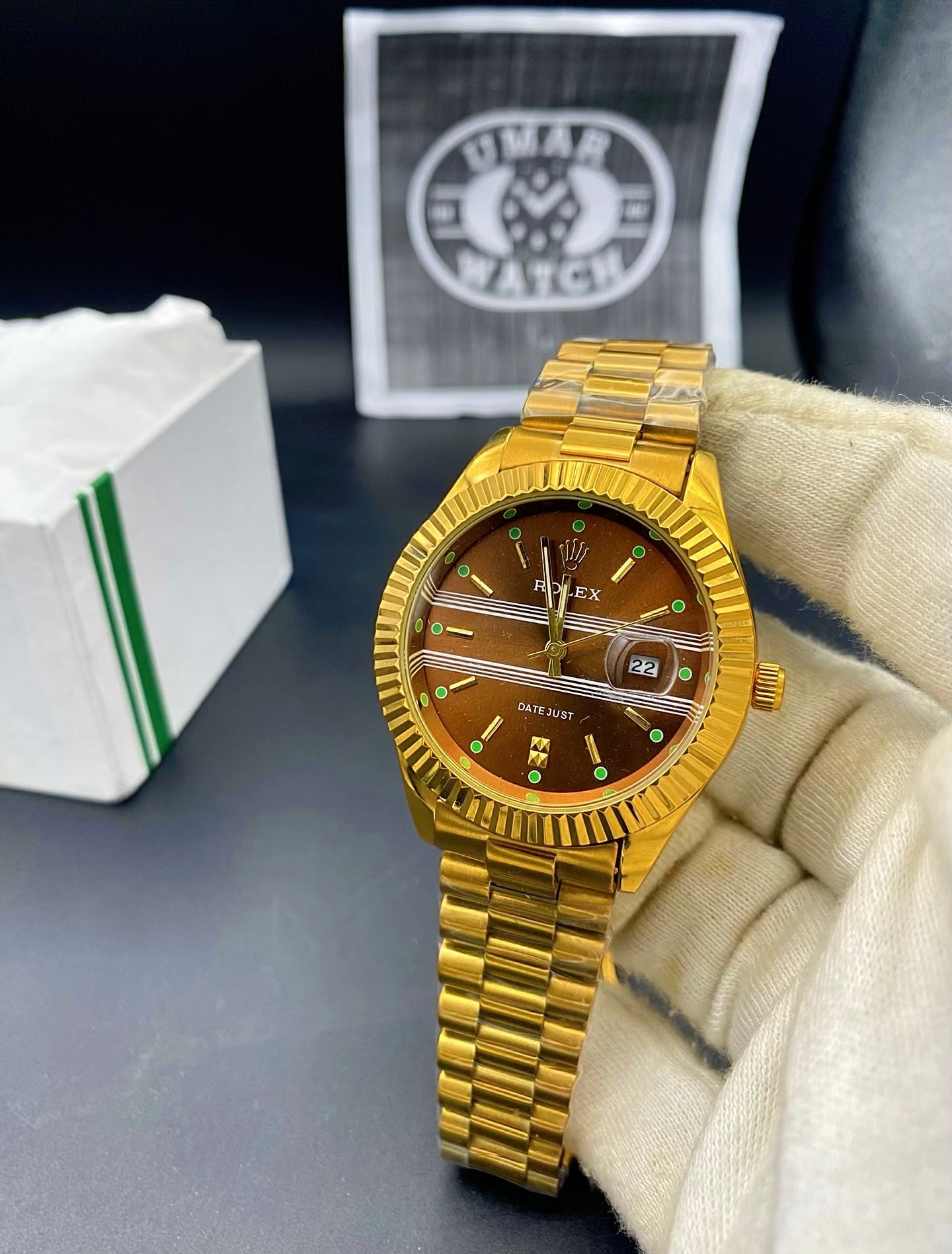 Premium Men’s Wristwatch with Elegant Two-Tone Design and Date Disply
